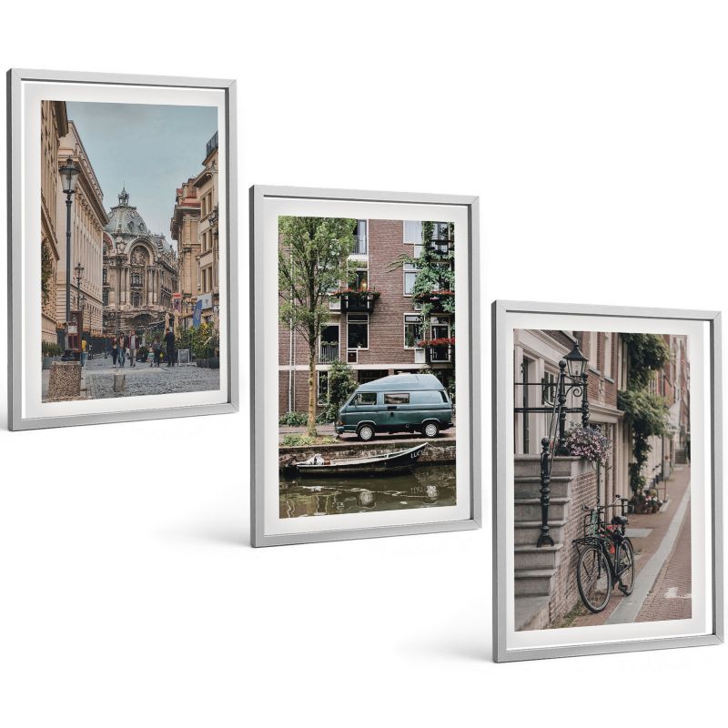 Zestaw 3 Obrazów w Srebrnej Ramie ArtPrintCave 40x60 cm Galeria Ścienna Miejskie widoki na budynki 1 kpl.