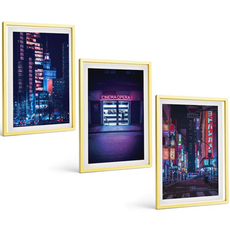 Zestaw 3 Obrazów w Złotej Ramie ArtPrintCave 40x60 cm Galeria Ścienna Nocne miasto neonowe wejście 1 kpl.