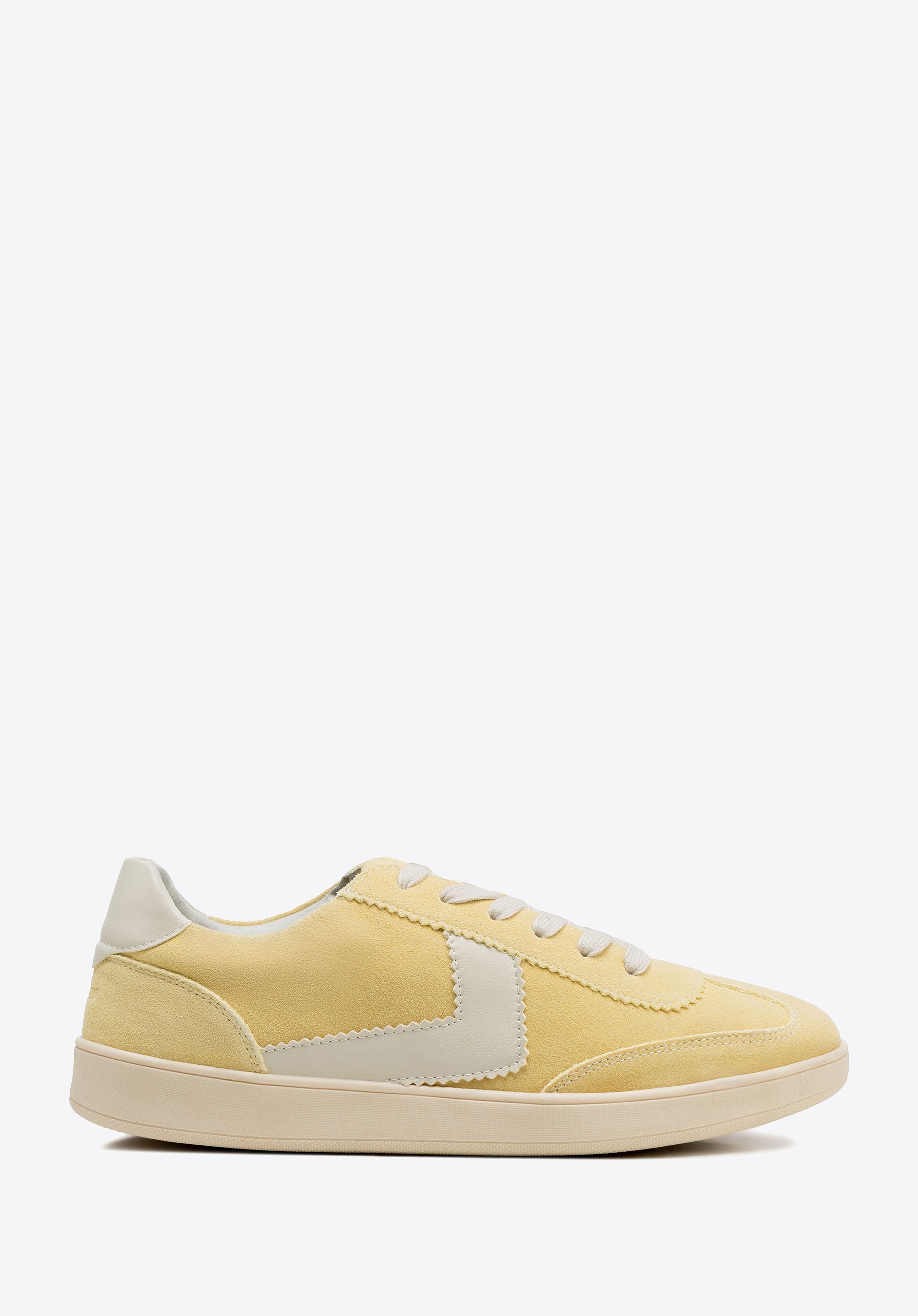 Zamszowe sneakersy z kontrastowymi wstawkami z ekoskóry żółto - białe