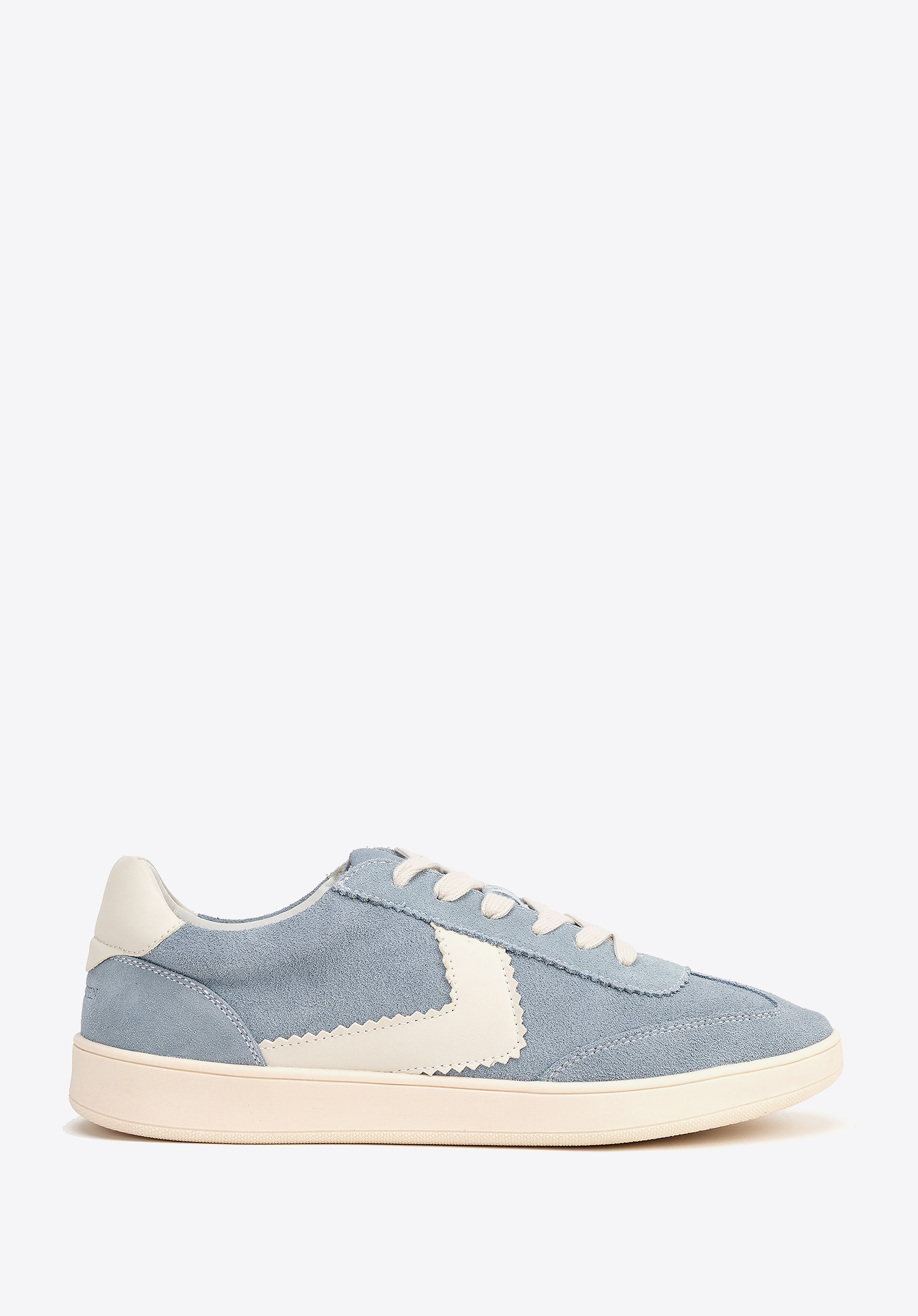 Zamszowe sneakersy z kontrastowymi wstawkami z ekoskóry niebiesko - białe