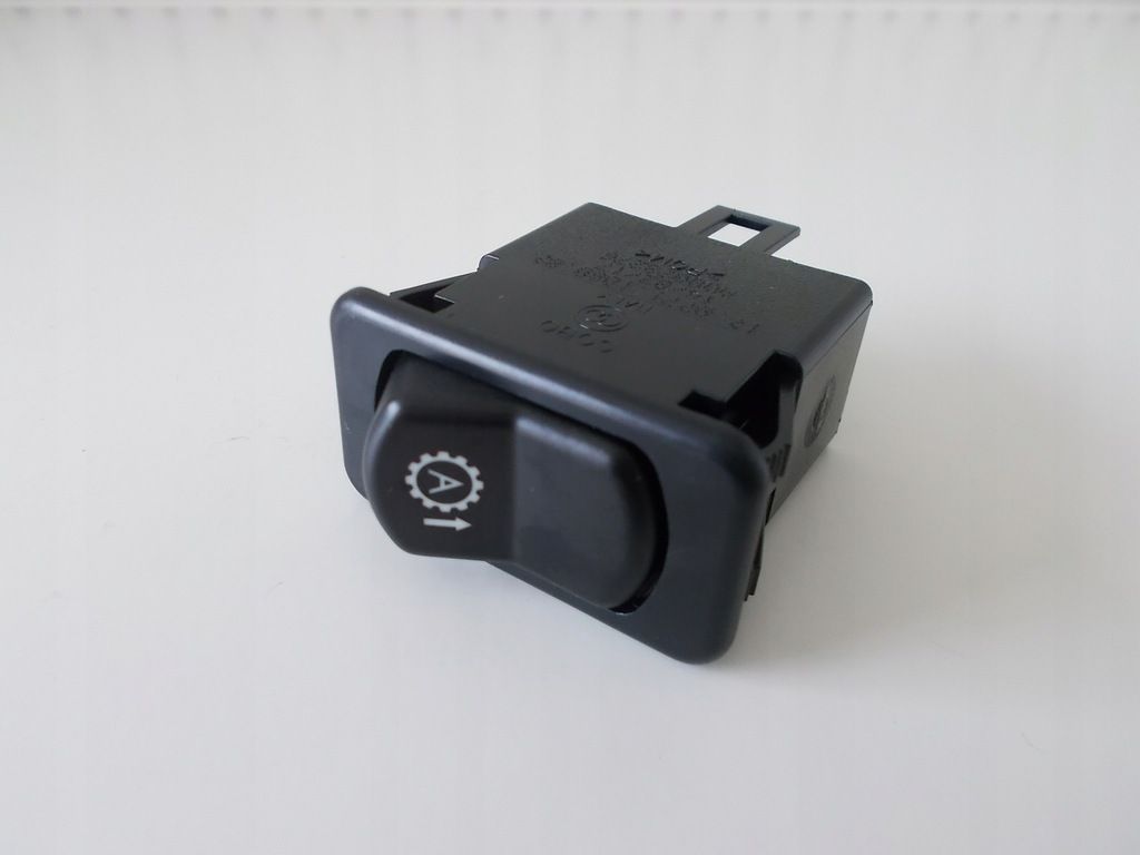 Przełącznik skrzyni automatycznej New Holland 82035399 CNH