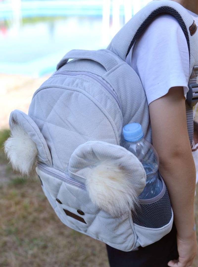 Plecak dziecięcy Kinder Hop Travel Bear Triangles Light Grey